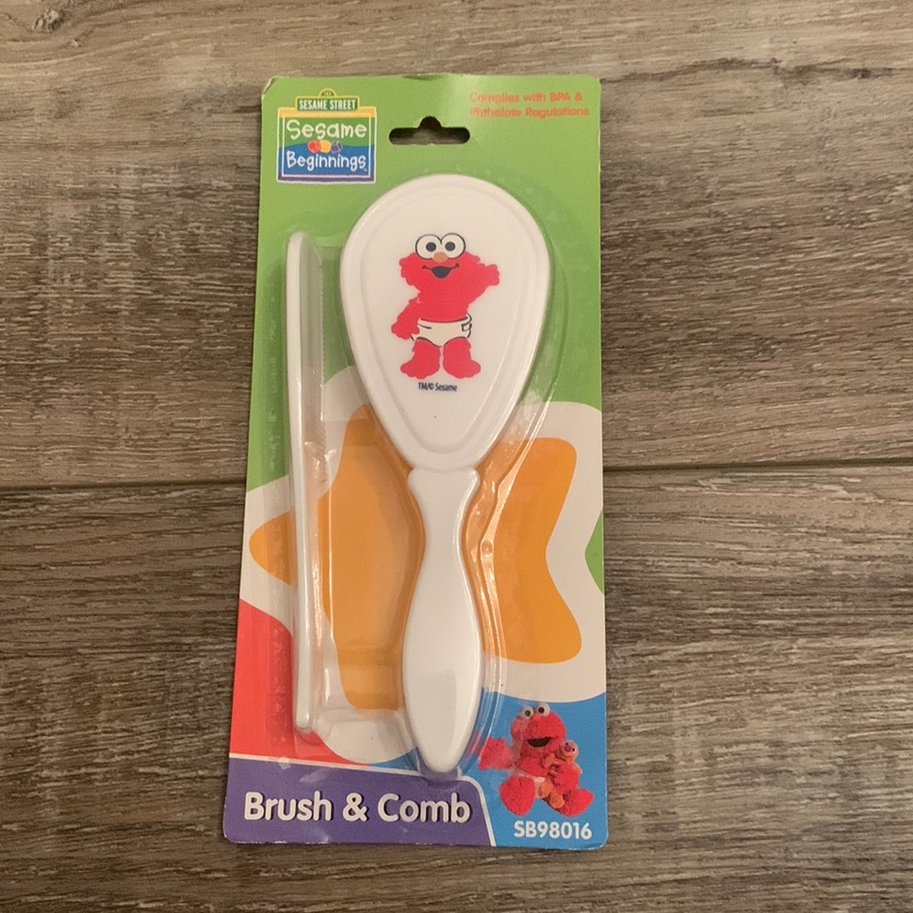 Free gift: Brush and comb set